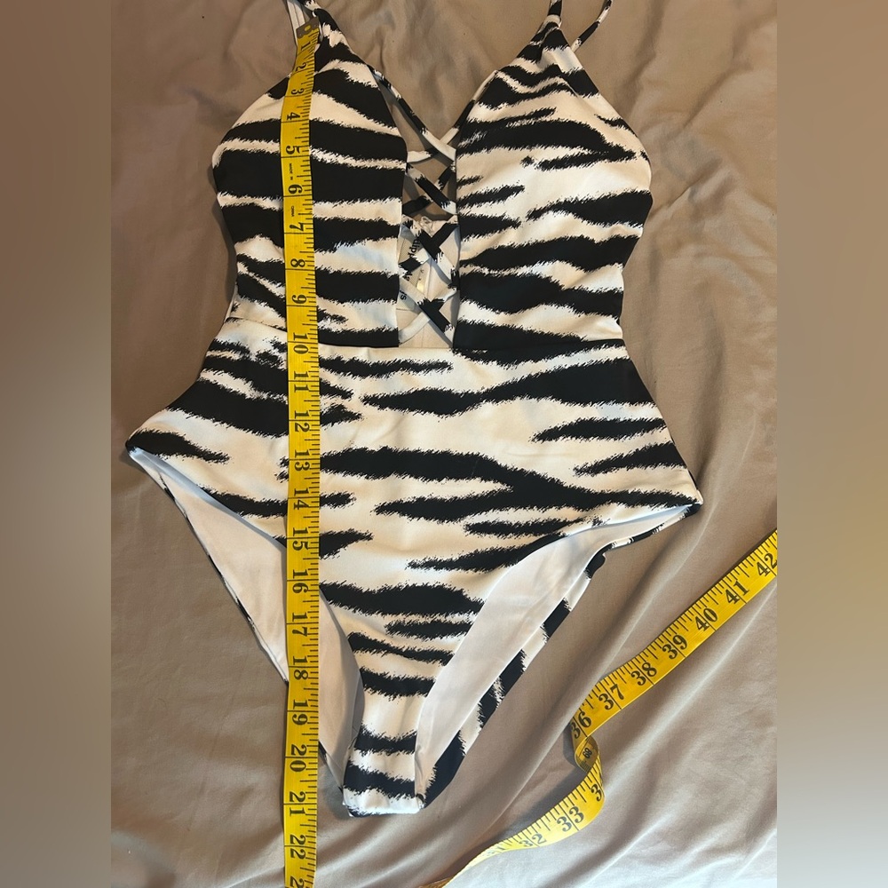 NWT Dippin’ Daisy’s One Bliss Zebra Print One Piece Bathing Suit Size S Swimwear - Picture 13 of 13
